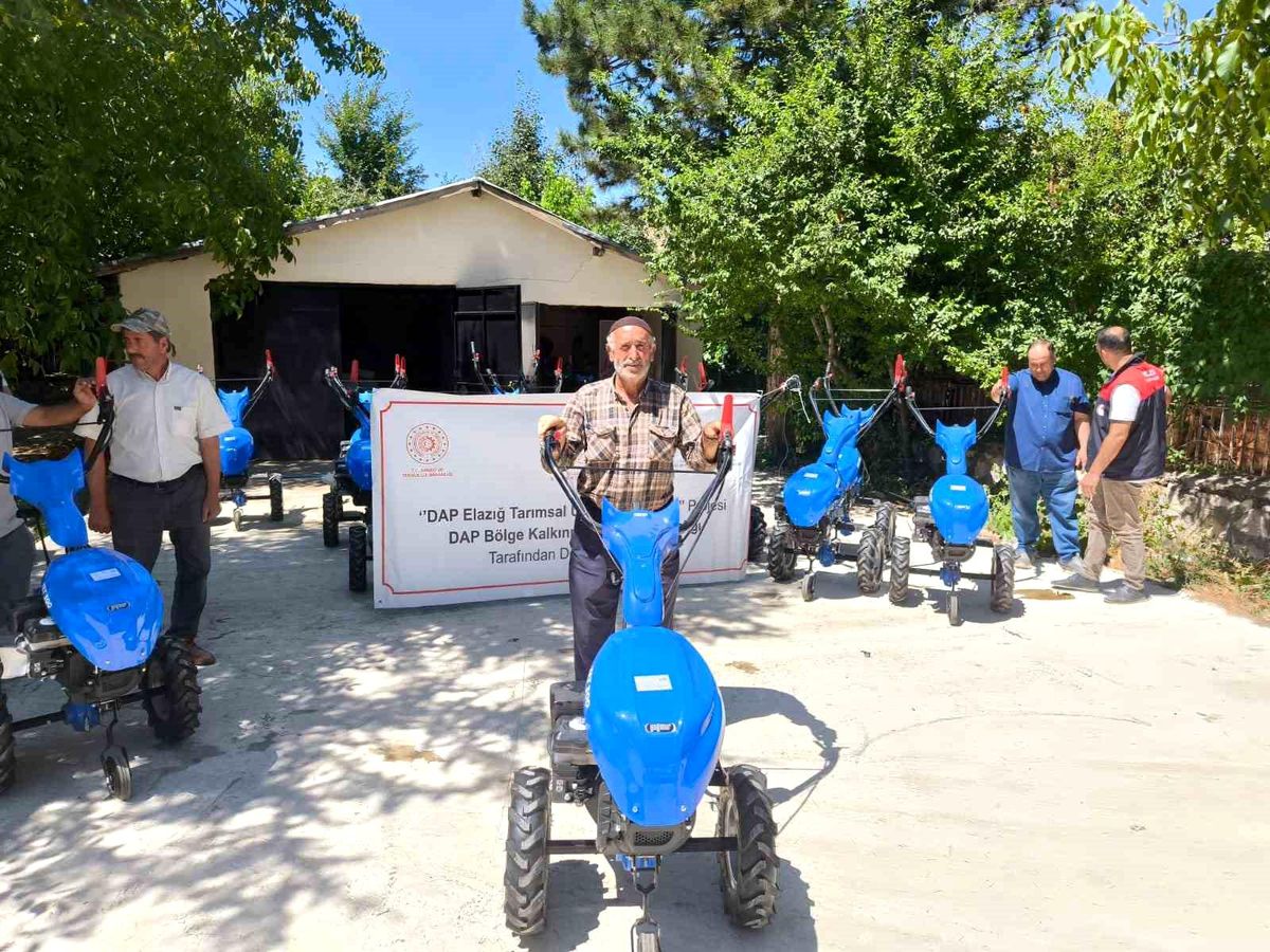 Elazığ'da çiftçilere çapa makinesi dağıtıldı