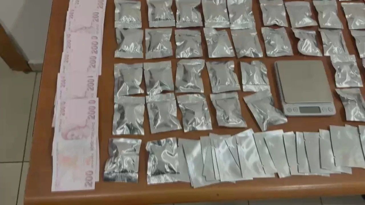 Küçükçekmece'de 17 yaşındaki şüphelinin evinden uyuşturucu çıktı