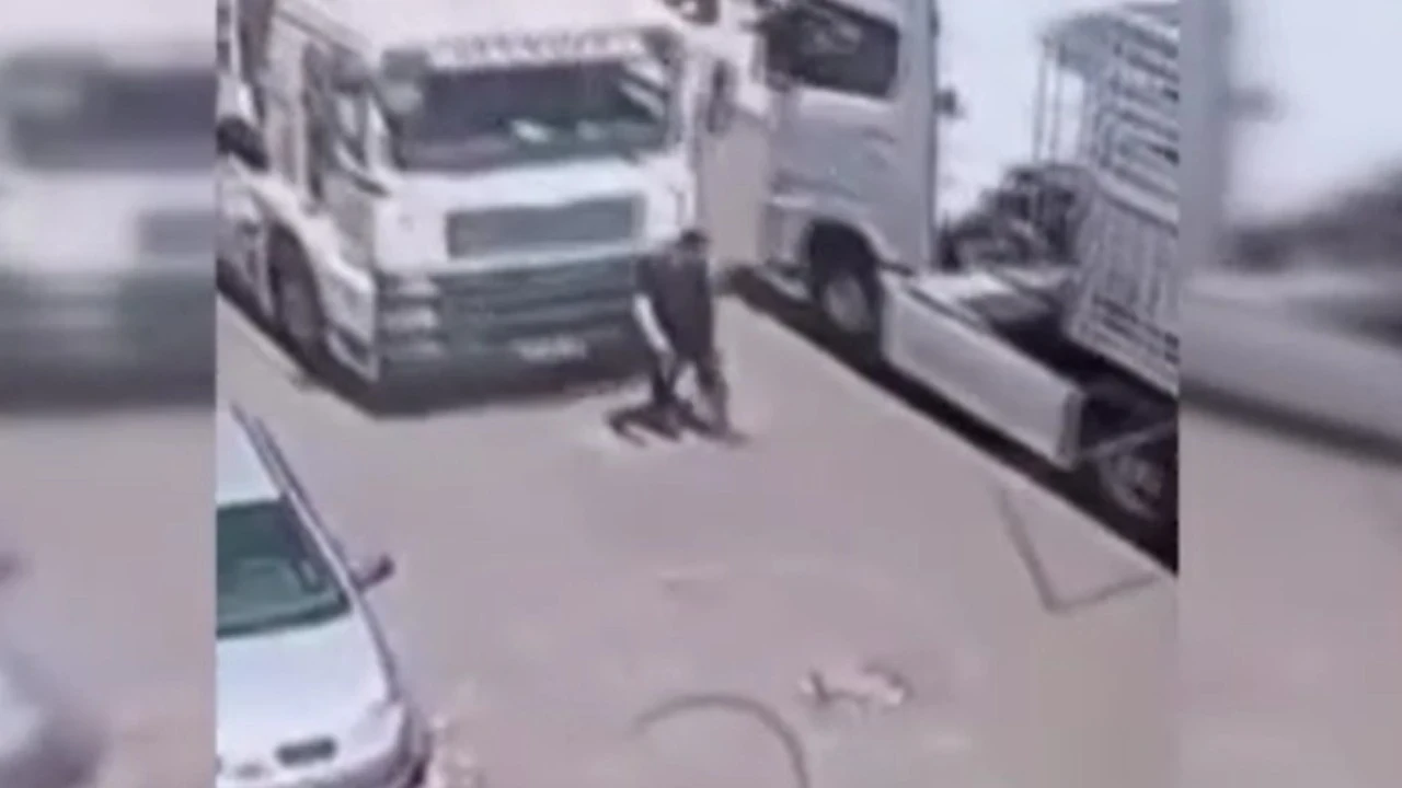 Feci kaza! Karşıya geçerken TIR'ın altında kaldı