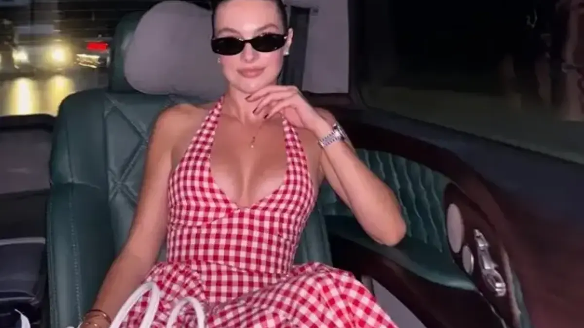Melis Sezen’in ayna pozları sanal medyayı salladı