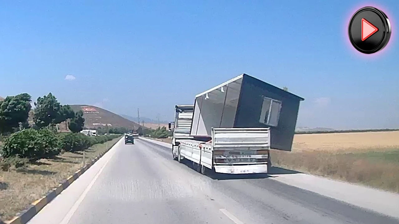 Fırtına konteyneri işte böyle uçurdu