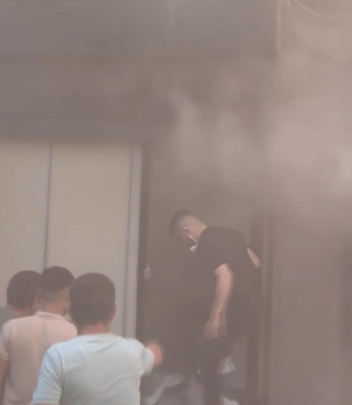 Fatih'te tekstil deposunda çıkan yangın söndürüldü; 2 kişi dumandan etkilendi