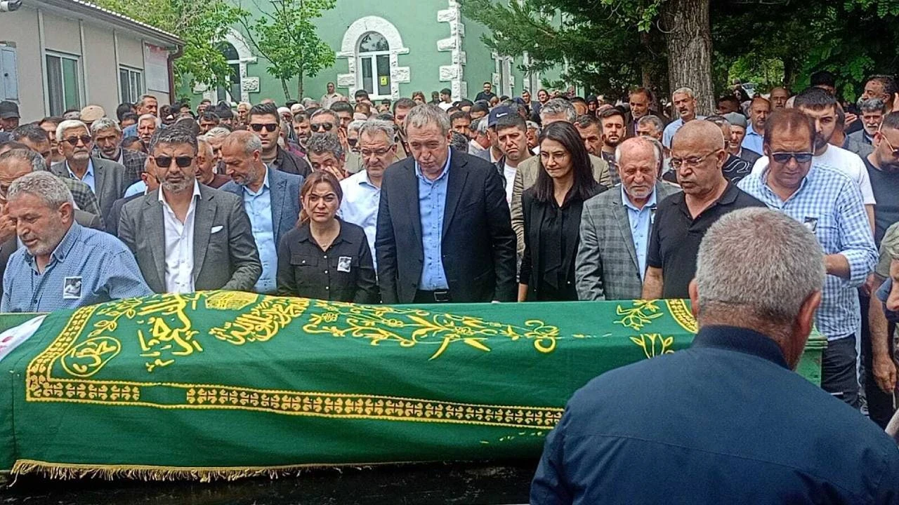 DEM Parti Eş Genel Başkanı Bakırhan, yeğenini Kars'ta son yolculuğuna uğurladı