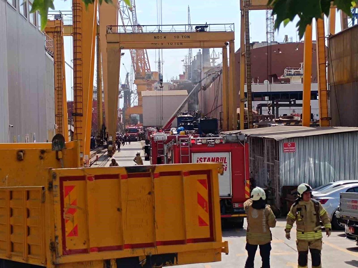 Tuzla'da tersanede bakımdaki gemide çıkan yangın söndürüldü