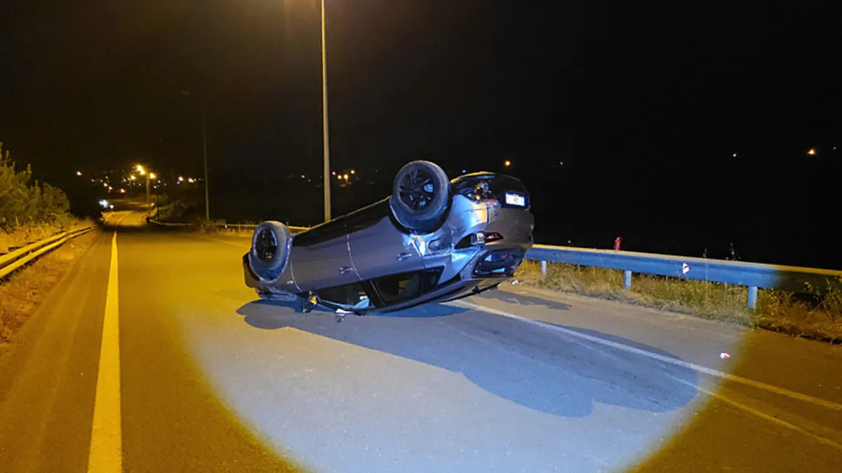 Düzce'de zincirleme kaza! Kamyona çarpan otomobil takla attı