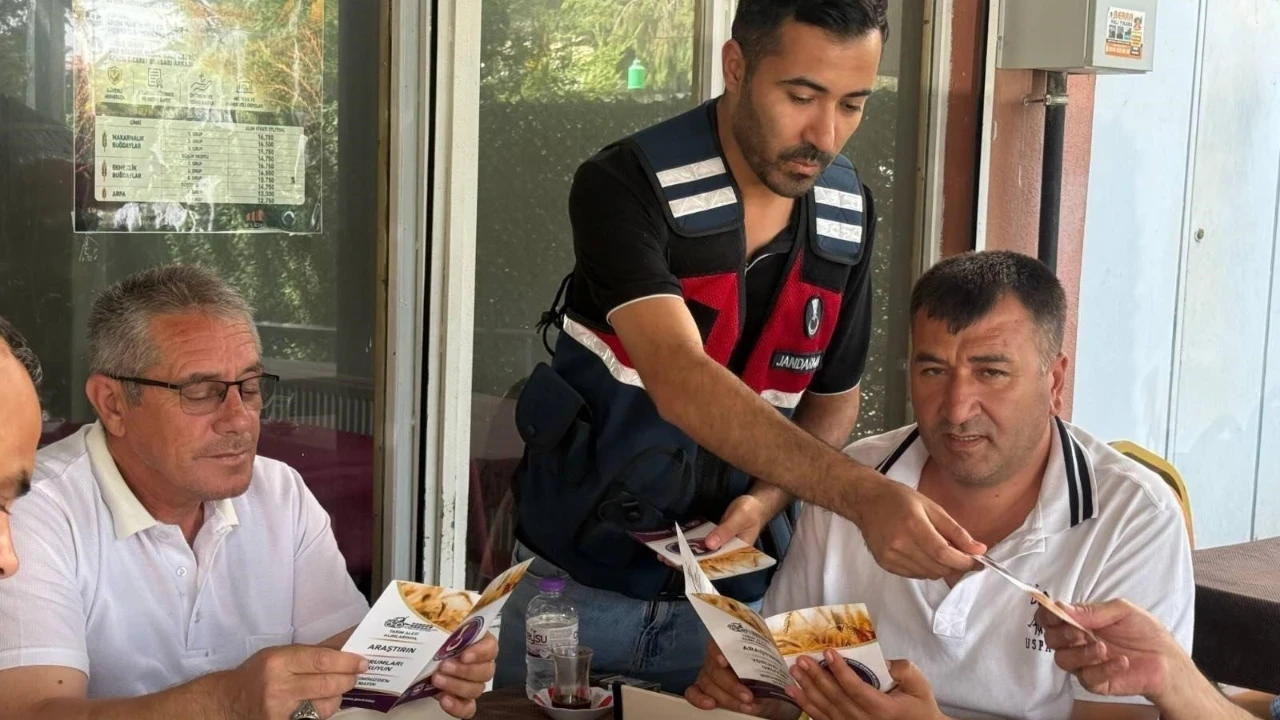 Afyonkarahisar'da jandarma vatandaşları dolandırıcılık konusunda bilgilendirdi