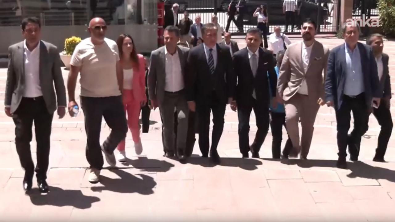 CHP'de kurultay tartışması: 833 delegenin noter onaylı imzası Genel Merkez'e teslim edildi