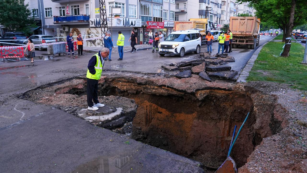 Ankara'da sağanak nedeniyle yol çöktü