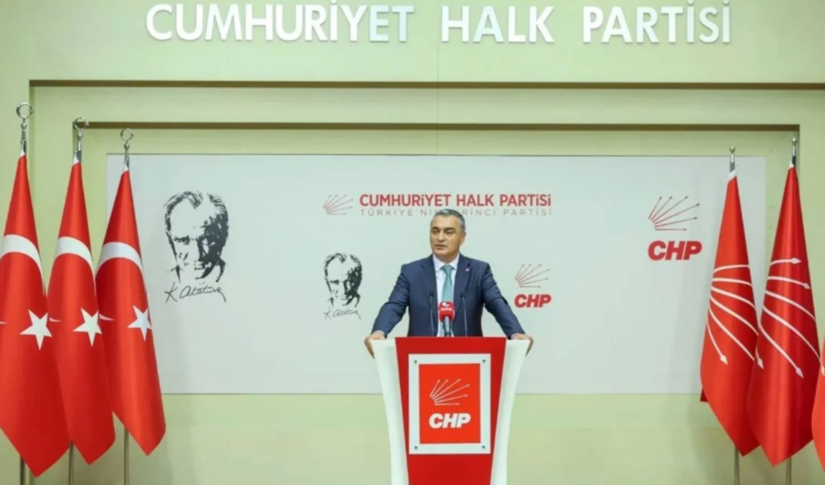 Kılıçdaroğlu, 'Türkiye'nin birinci partisi' yazısını kaldırdı: Müslim Sarı'nın açıklamaları sırasında görülüyordu