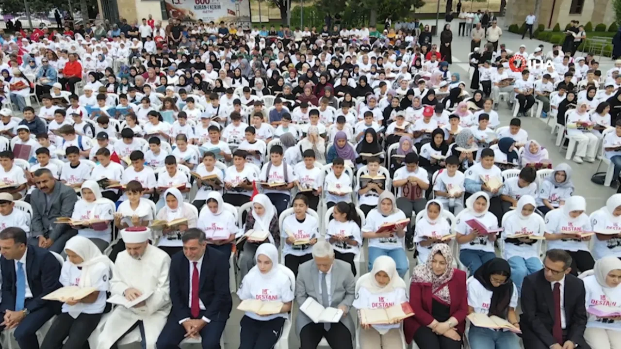 Bir dakikada Kur’an-ı Kerim hatmi: Çorum’da 600 çocuk 15 Temmuz şehitleri için bir araya geldi