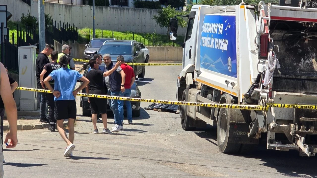 Çöp kamyonunun altında kalan yaşlı adam hayatını kaybetti