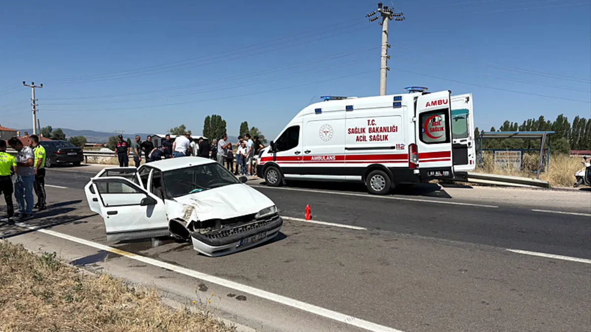 Afyonkarahisar’da otomobil bariyerlere çarptı: 6 kişi yaralandı!