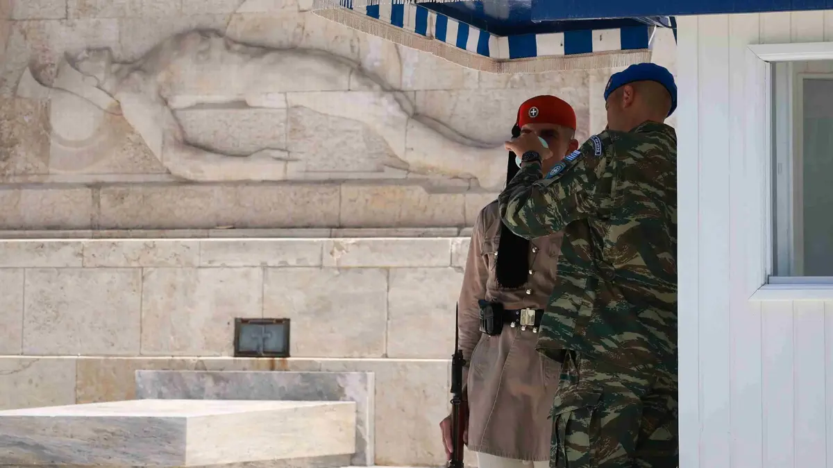 Çöl sıcakları komşuyu kuşattı: Acil durum genelgesi yayımlandı! Atina'dan dikkat çeken görüntüler...