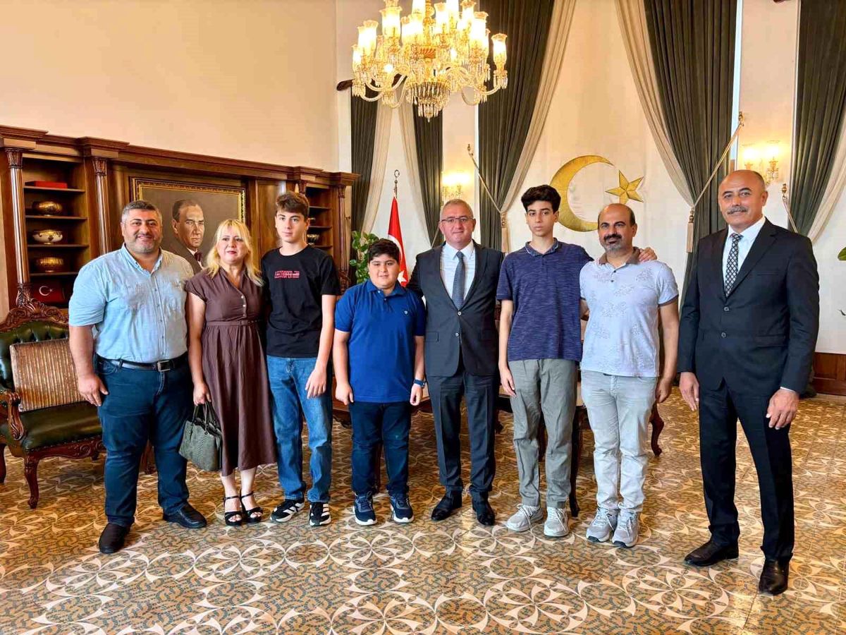 İskenderun'da 2 öğrenci LGS'den tam puan aldı
