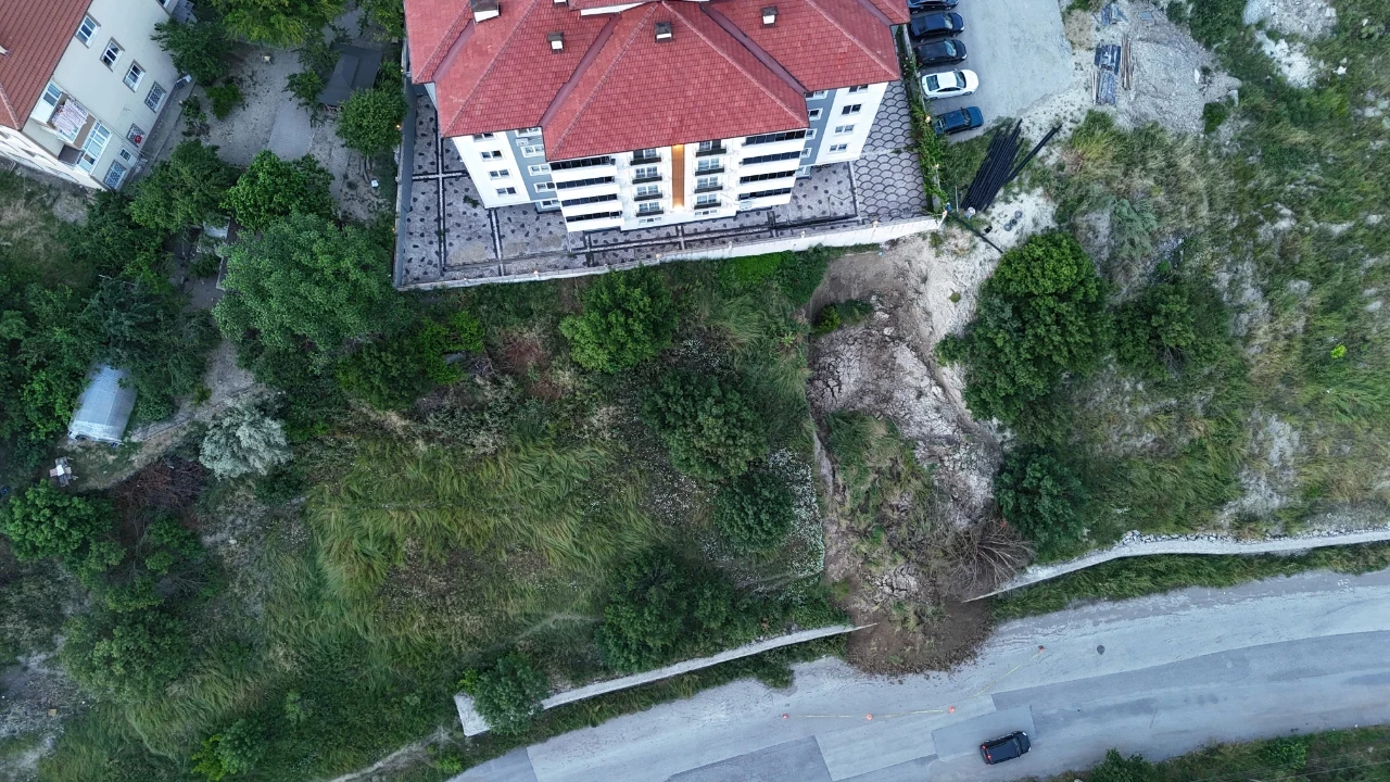 Karabük'te heyelan tehlikesi: Toprak kütlesi yola indi