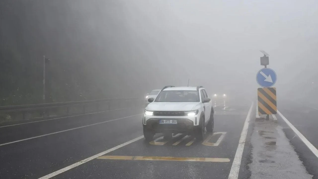 Bolu Dağı'nda sis ve yağmur ulaşımı felç etti