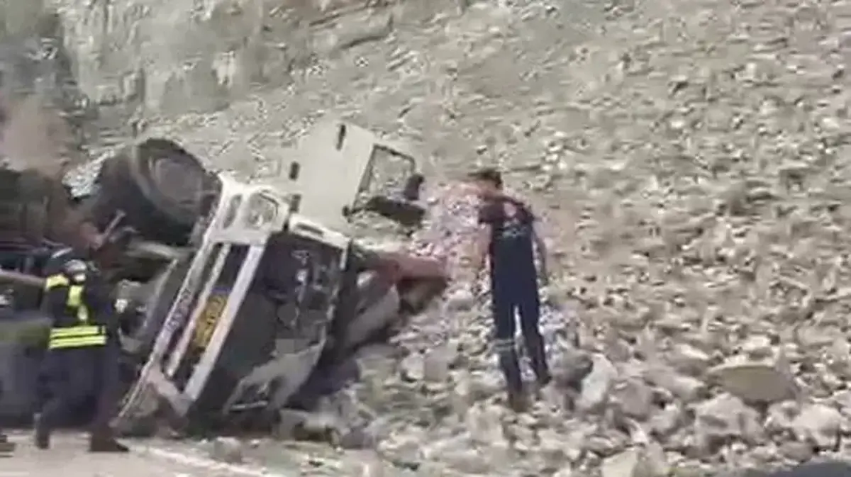Erzurum-Artvin kara yolunda feci kaza: Freni patlayan tırdan atlayan sürücü öldü, 2 kişi yaralandı