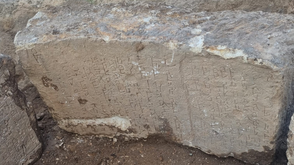 Mardin'de peyzaj çalışmasında yazılı tarihi kitabeler bulundu