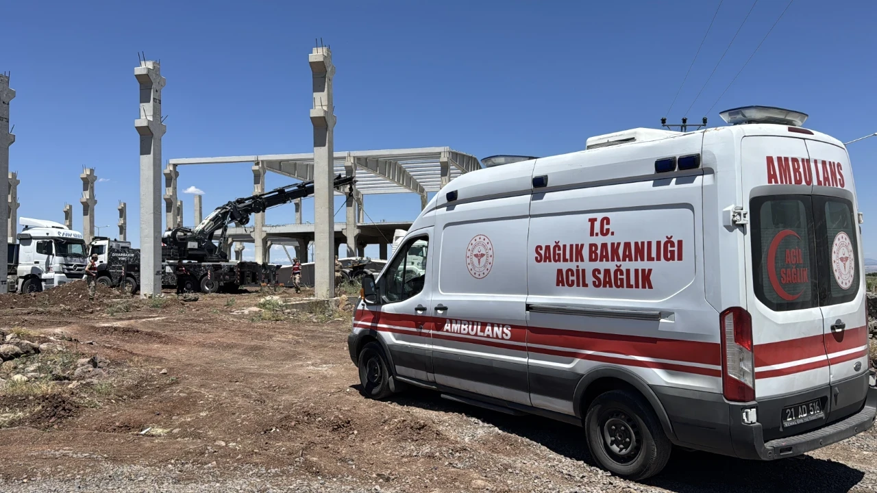 İnşaatta üzerlerine beton blok düştü...İşçilerden biri öldü, diğeri yaralandı