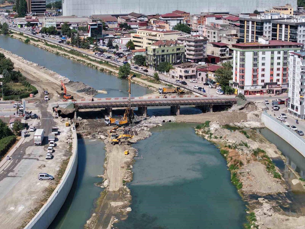 Samsun'da köprü tedbir amaçlı trafiğe kapatıldı