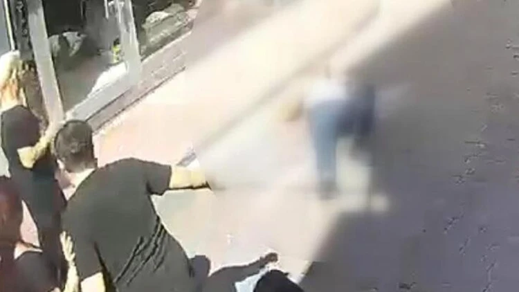 Kasımpaşa’da kız çocuğuna taciz iddiası! 60 yaşındaki şüpheli 3 yerinden bıçaklandı