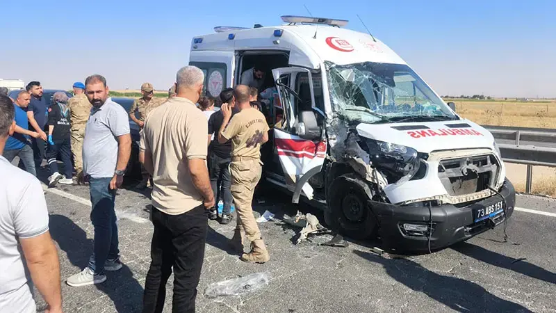 Zincirleme kazaya karışan ambulanstaki 2 sağlık çalışanı ile hasta yaralandı