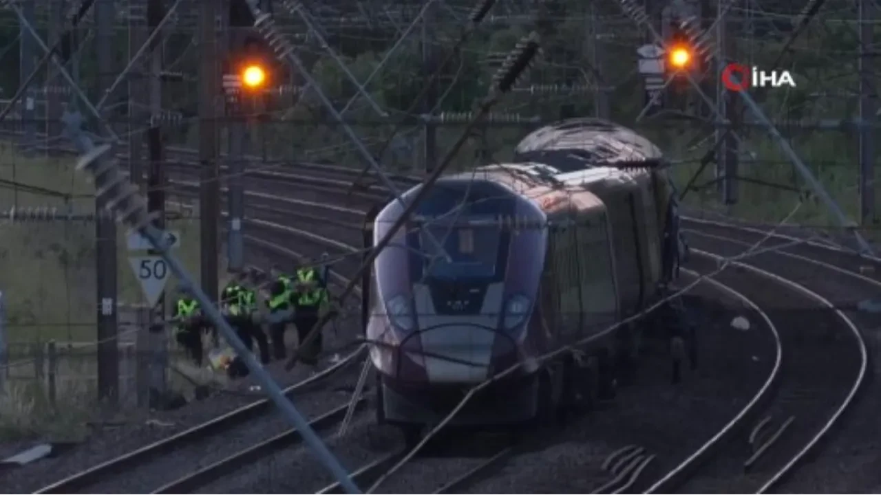 İngiltere'de iki yolcu treni çarpıştı: Ölü ve yaralılar var