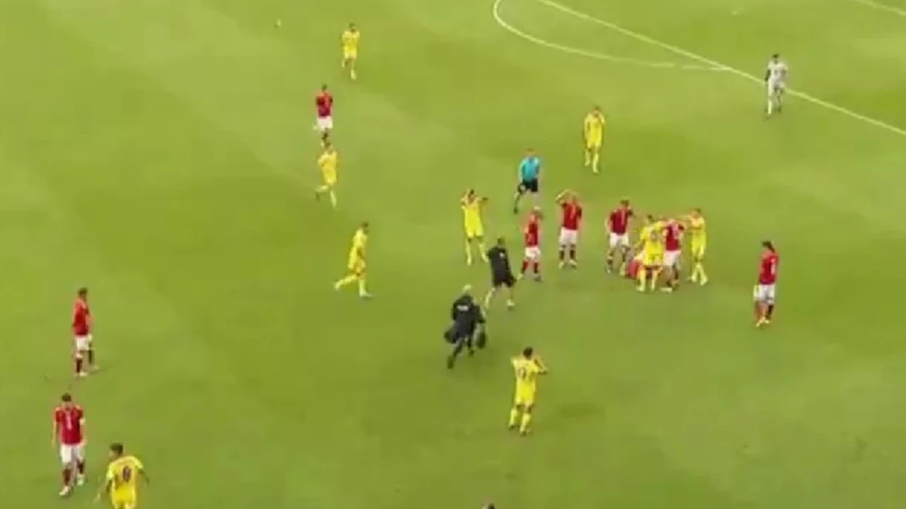 Yıldız futbolcu sahada bayıldı: Daha önce de kalbi durmuştu