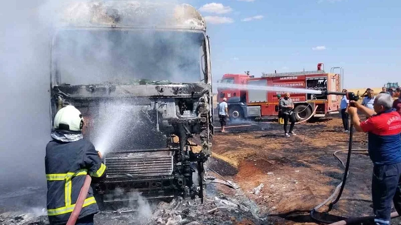 Mardin’de korku dolu anlar: Buğday yüklü tır alevlere teslim oldu