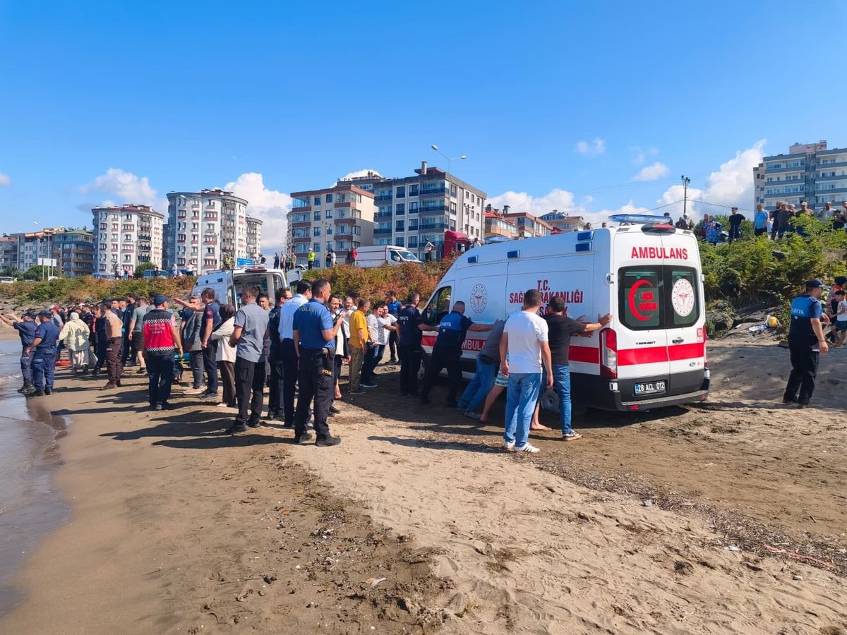 Denizde boğulma tehlikesi geçirenleri kurtarmak isteyen 2 kişi hayatını kaybetti