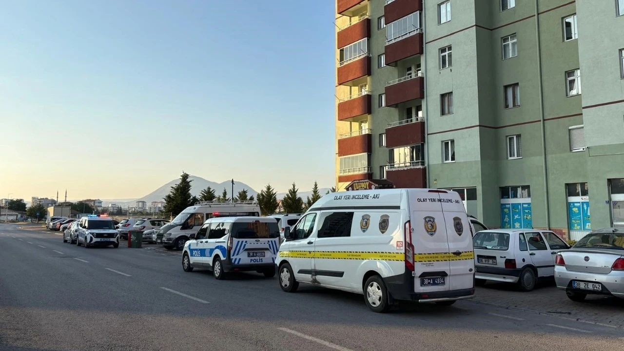 Evin salonunda ölü bulundu