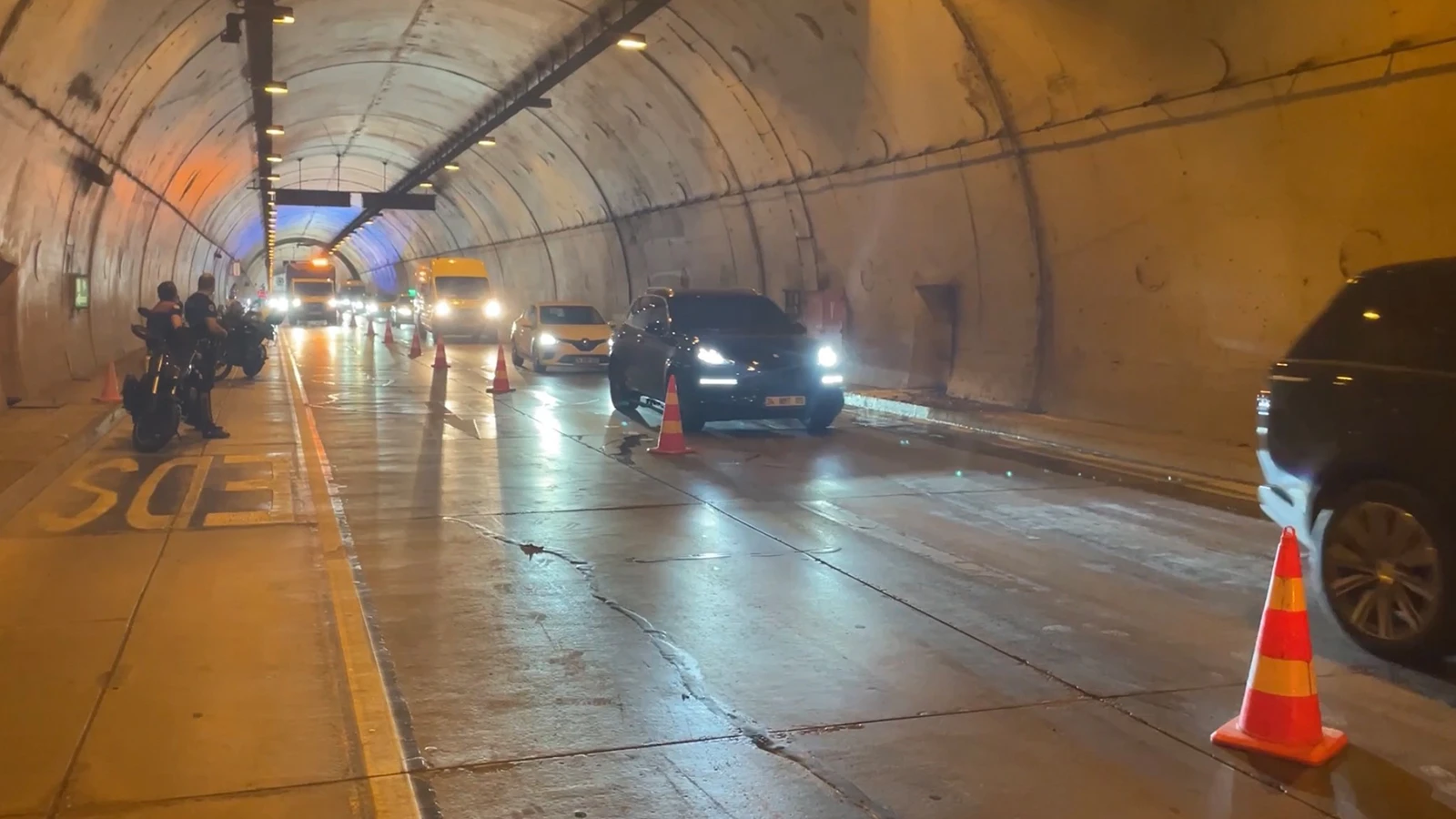 Şişli'de tünele dökülen yağ kazaya neden oldu! Yaralılar var