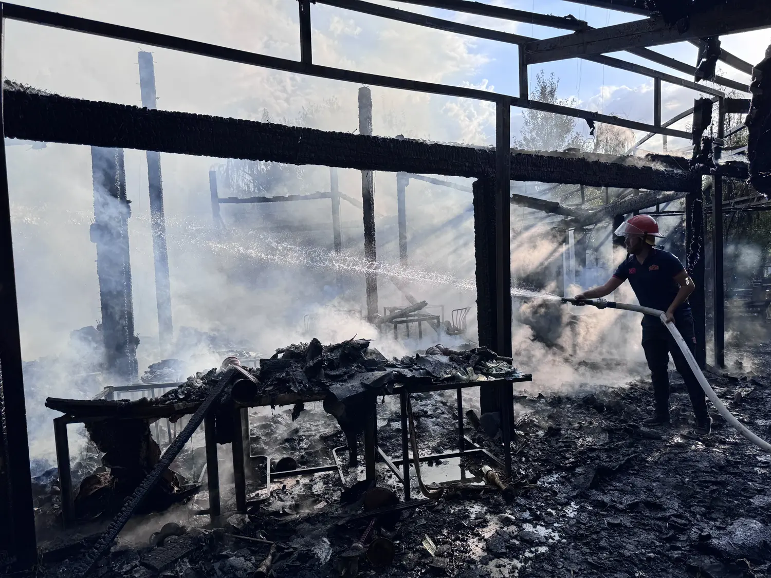 Kafe küle döndü! Parkın ortasından alevler yükseldi