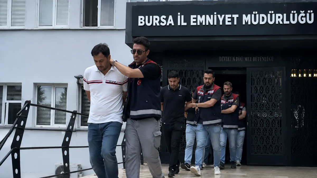 İş ve burs vaadiyle hesap avı! Polis 'ikinci kişi' rolüne girerek şebekeyi çökertti