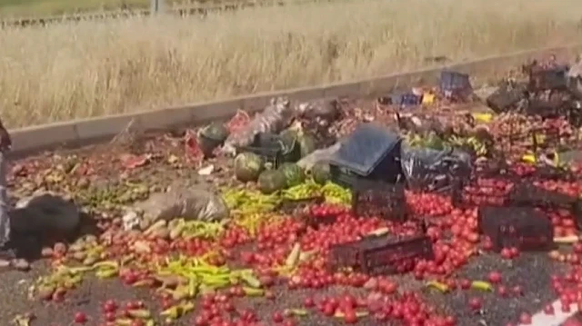 Diyarbakır’da sebze yüklü kamyonetin tekeri patladı: Kasadan savrulan ürünler yolu trafiğe kapattı