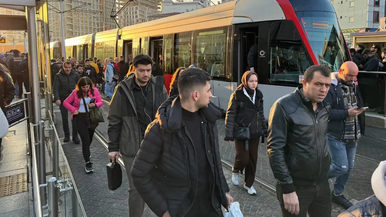 T1 hattında arıza! Tramvay seferleri aksadı