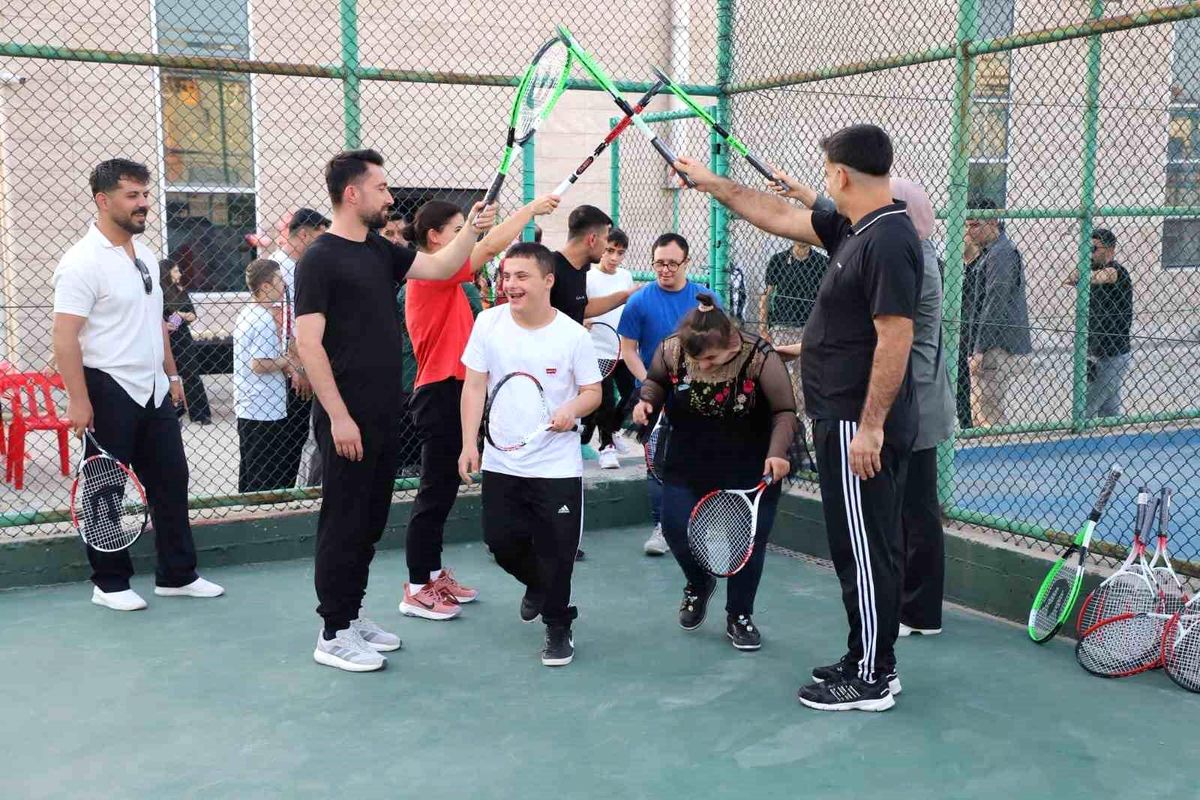 Cizre'de özel çocuklar için tenis şöleni