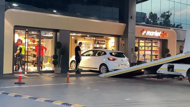 Bağcılar'da akılalmaz kaza! Otomobille akaryakıt istasyonu marketine daldı