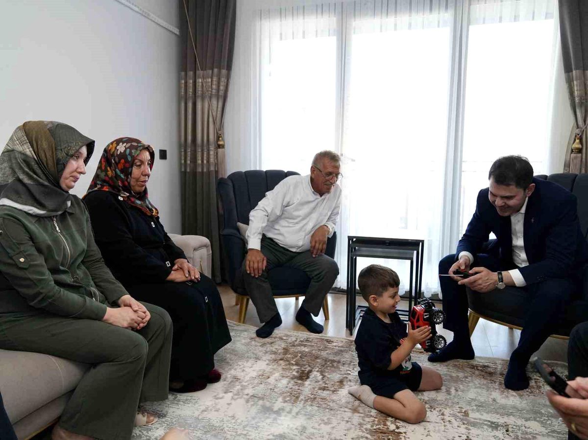Bakan Kurum'dan depremzede Yusuf ve dedesine ziyaret