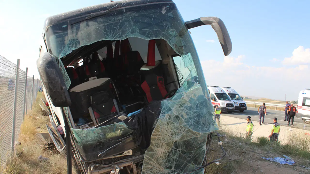 Aksaray'daki otobüs kazasında yeni gelişme: Yaralılardan 1'i öldü, 9 kişinin tedavisi sürüyor