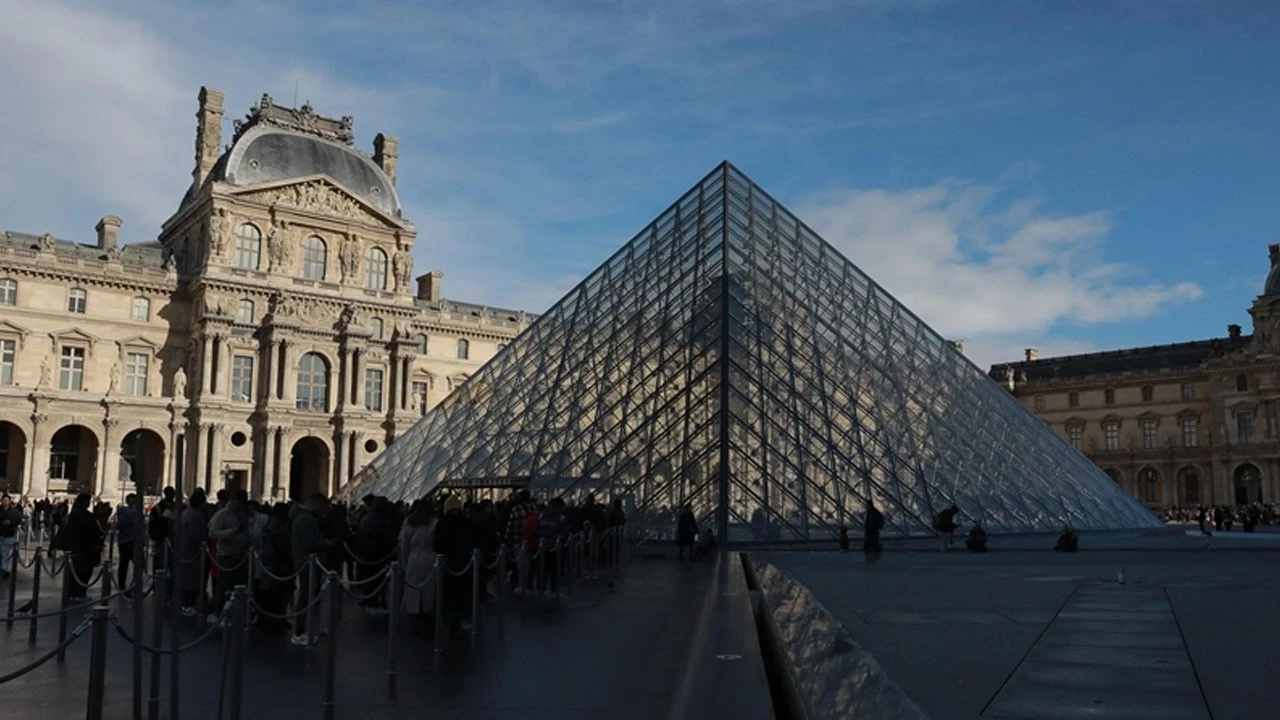 Louvre'un kapıları 9 ay sonra açıldı: 88 milyon Euro'luk mücevherler hâlâ kayıp