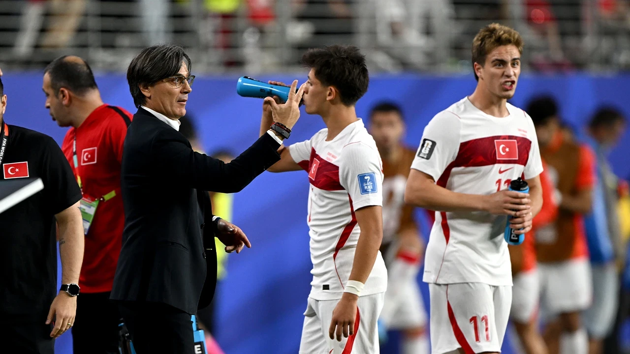 Montella Paraguay maçında gördüğü sarı kartla Dünya Kupası tarihine geçti