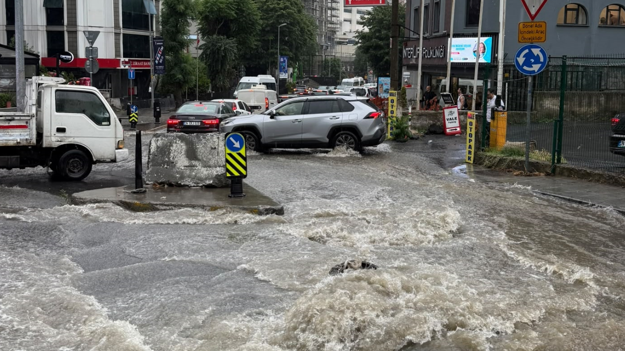 İstanbul'da caddeler göle döndü! Beklenen yağış felç etti