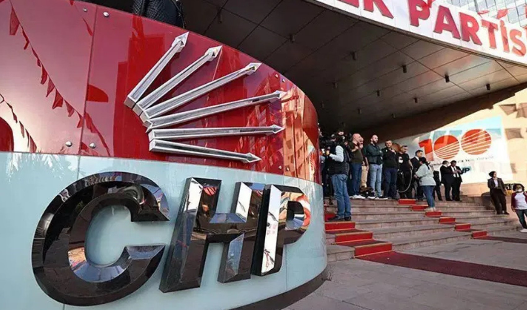 CHP’de yeni hamle: İsimleri odalardan kaldırıldı