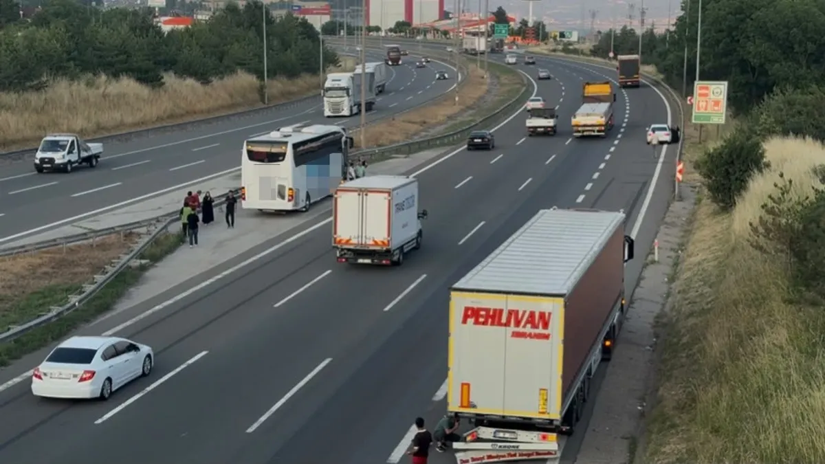 TEM Otoyolu'nda kaza! 3 araç birbirine girdi