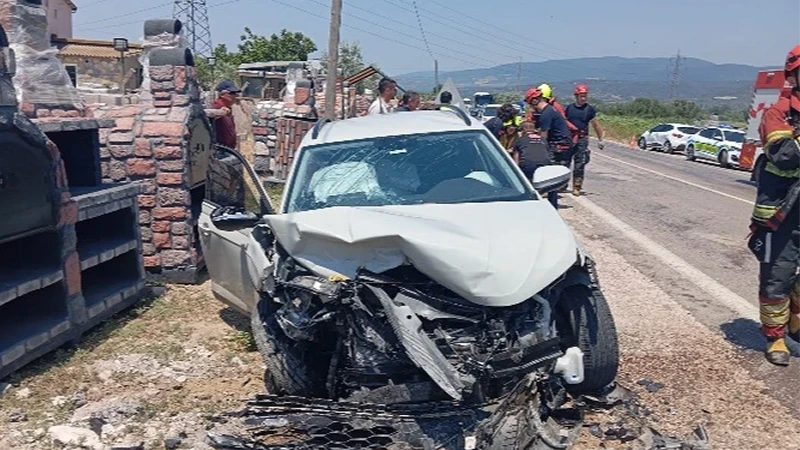 Erdek’te otomobiller kafa kafaya çarpıştı: 1 ölü 2 yaralı