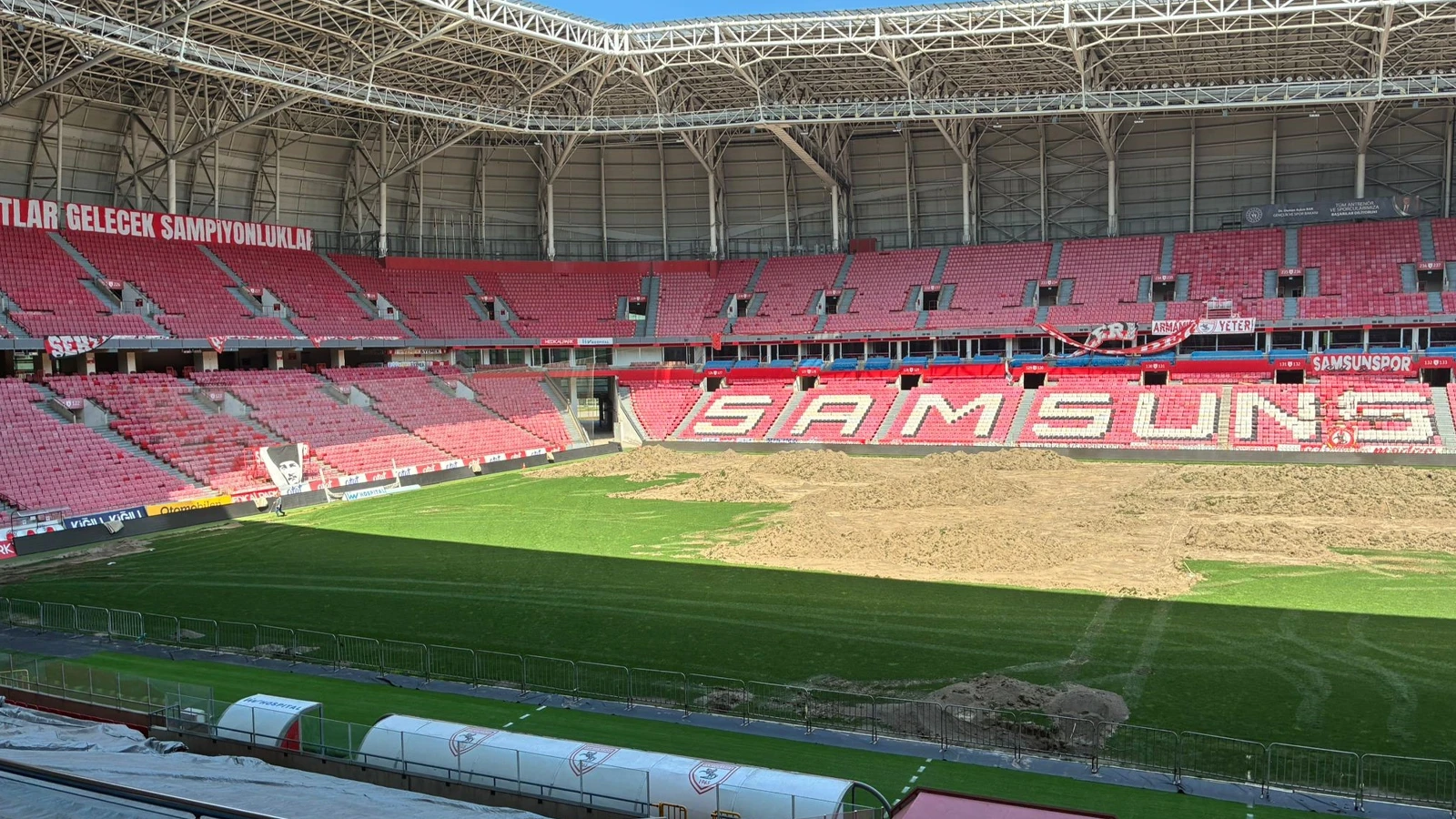 Samsunspor'un stadının zeminine ısıtma ve soğutma tesisatı döşeniyor