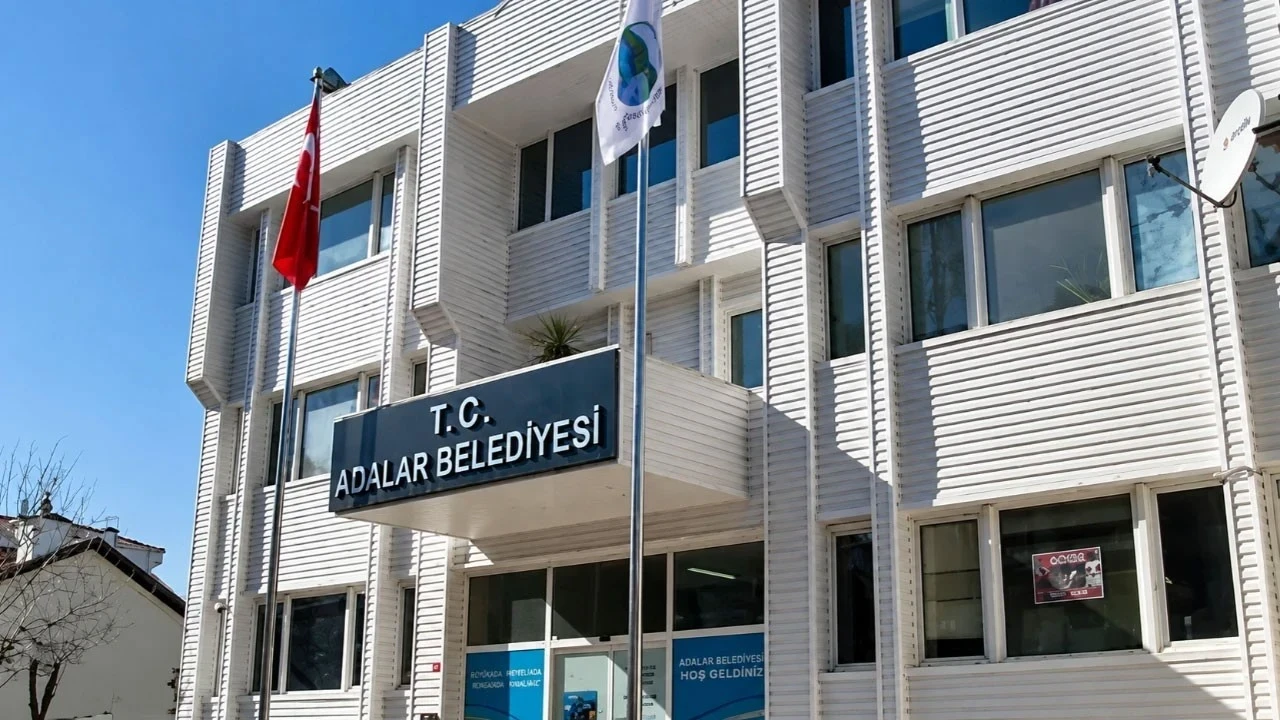 Adalar Belediyesi'ne operasyon: Belediye Başkanı Akpolat dahil 35 kişi tutuklandı