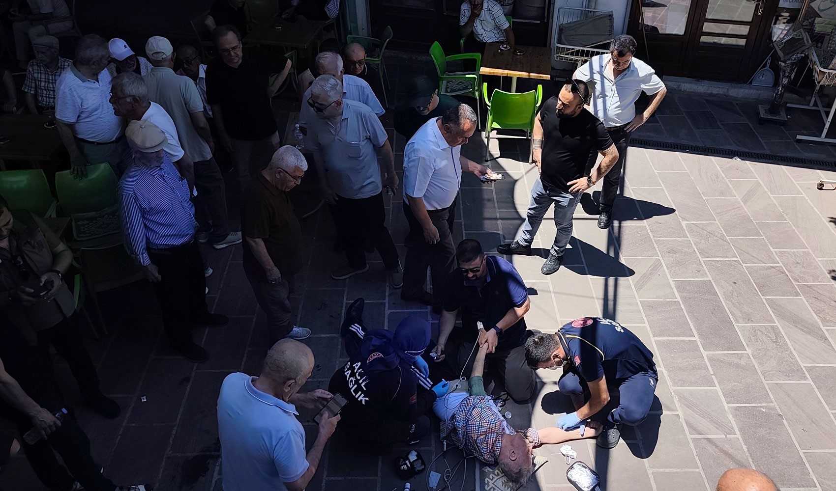 Kalp krizinden ölen arkadaşının cenazesinde kalp krizi geçirdi