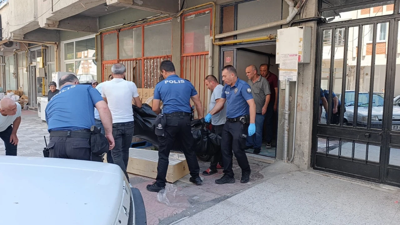 Ablasının uyandırmak istediği emekli adam evinde ölü bulundu